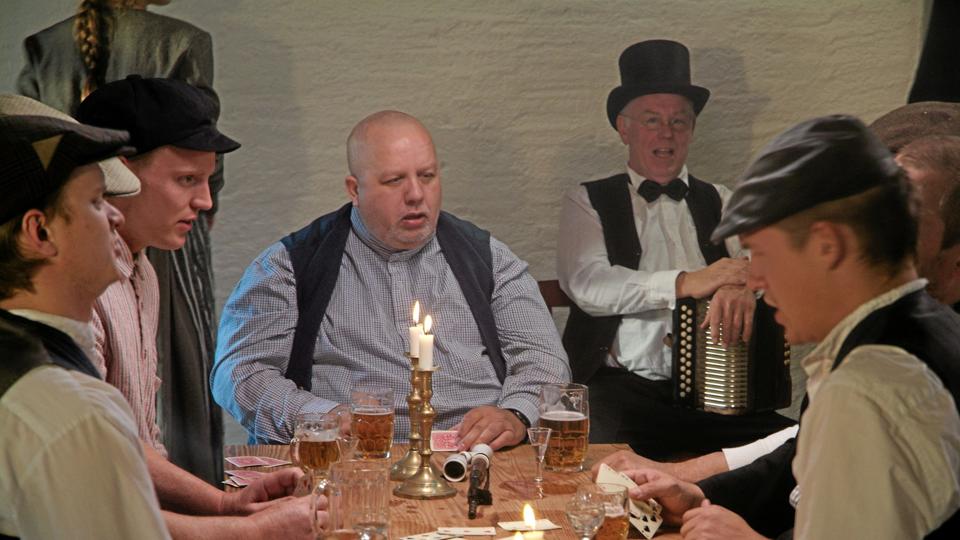 Angiveligt kom ølkusken hver torsdag med øl til cementarbejderne, som konsumerede 14-15 øl pr. mand - om dagen. Optagelsen her fra Fyrkat Møllegård er dog klaret budne alkohol. Foto: Bugge & Olsen Kommunikation ApS.