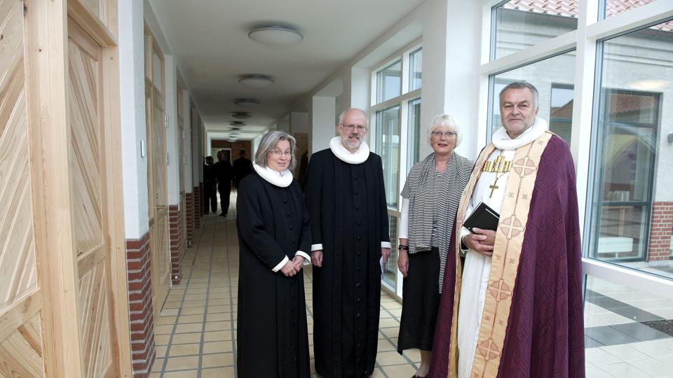 Henning Toft Bro, Aalborg Stifts biskop, var i Løkken søndag - her med Tove Brogaard, sognepræst i Løkken-Furreby, Niels Clemmensen, sognepræst i Børglum, og Britta Drivsholm, formand for Løkken-Furreby Menighedsråd. Den tredje præst i pastoratet Karsten Erbs var travlt optaget andetsteds i huset, da billedet blev taget.Foto: Bente Poder <i>Bente Poder</i>