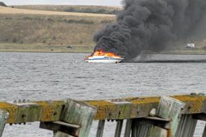 Brand i motorbåd på Limfjorden