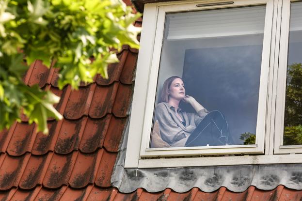 - Der er ikke særligt meget pop i Aalborg, det er i høj grad stadig en rock- og metalby, så det har været svært at finde legekammerater, men det er begyndt at komme flere som mig, siger hun.