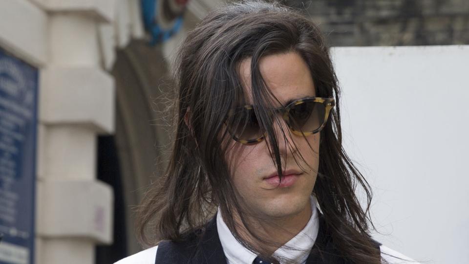 Musikeren Thomas Cohen forlader efter høringen om sin kones Peaches Geldofs død. Foto: REUTERS/Neil Hall
Musician Thomas Cohen leaves after attending the inquest into the death of his wife Peaches Geldof, in Gravesend, southern England July 23, 2014. The death of Peaches Geldof, the daughter of musician and Band Aid founder Bob Geldof, was drugs-related, a coroner ruled on Wednesday. The 25-year-old socialite died at her family home in Kent, southest England in April while alone with one of her two young sons. (BRITAIN - Tags: CRIME LAW OBITUARY) <i>Scanpix Denmark</i>