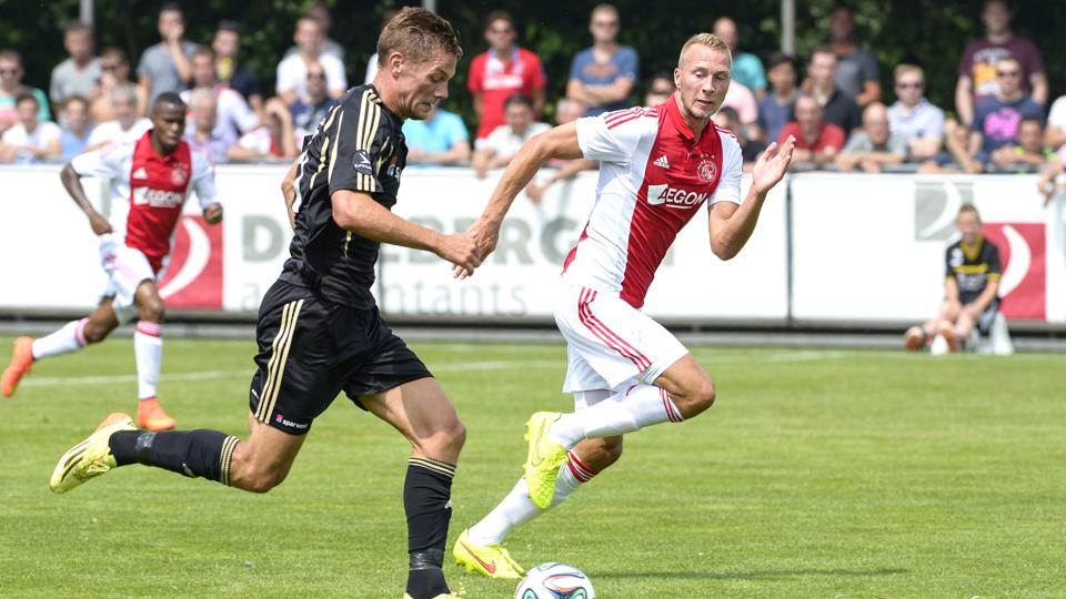 Kasper Risgård - her fra træningskampen mod Ajax - er lige nu det eneste sikre kort på AaBs midtbane. Foto: Michael Koch <i>Michael Koch</i>