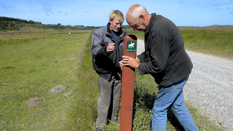 Kim Andersen (t.h.), der har været involveret i arbejdet med at ?aftale forløbet af den nyeste del af Riderute Thy, fik forleden hjælp af Hans Westergaard til at sætte de sidste afmærkningspæle i ?jorden - her i nærheden af Vigsø. Foto: Peter Mørk <i>Pressefotograf Peter Moerk</i>