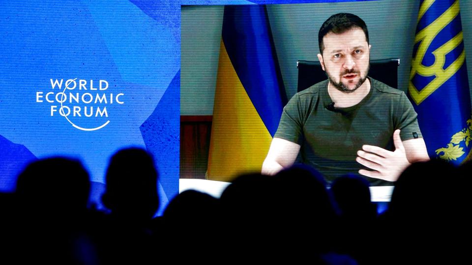 Ukraines præsident, Volodymyr Zelenskyj, talte mandag via et videolink til deltagerne i Verdens Økonomiske Forum om krigen mod Rusland. <i>Arnd Wiegmann/Reuters</i>