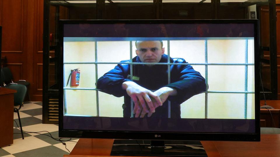 Aleksej Navalnyj talte via en videoforbindelse, da han tirsdag forsøgte at få ændret en dom på ni års fængsel. <i>Evgenia Novozhenina/Reuters</i>