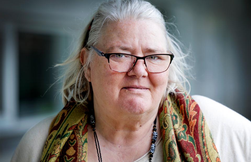 Hanna Werk er - som mange andre ældre - utilfreds med, at affaldsskakten i deres opgang er blevet lukket, så de nu skal til at gå langt for at aflevere deres skrald i molokker på gaden. <i>Foto: Torben Hansen</i>