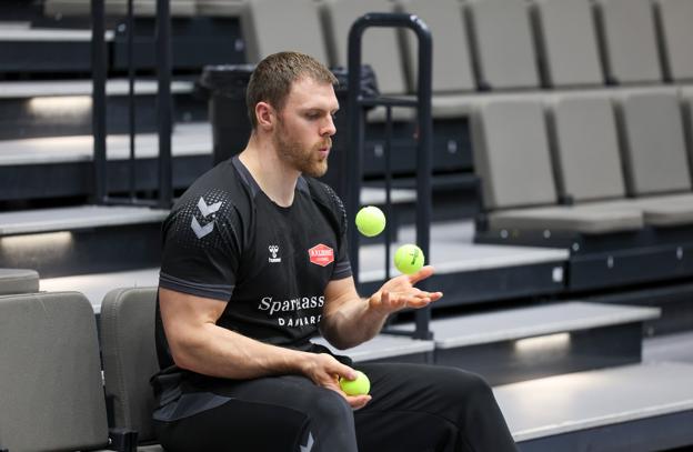 Aalborg Håndbolds Benjamin Jakobsen ser ud til at kunne få tiden til at gå med flere forskellige ting, når han er skadet, men det keder ham alligevel at sidde udenfor.  <i>Arkivfoto: Bente Poder</i>