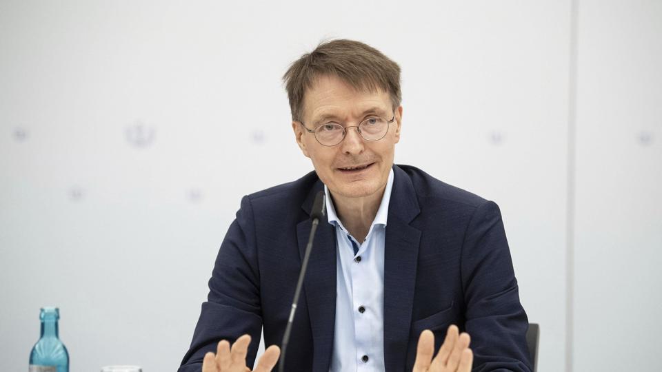 - Vi ønsker at være parate til at vaccinere personer, som har været i kontakt med smittede, hvis et udbrud i Tysland bliver forværret. Det siger Tysklands sundhedsminister, Karl Lauterbach, som har bestilt 40.000 doser vaccine mod abekopper hos Bavarian Nordic. <i>Melissa Erichsen/Ritzau Scanpix</i>