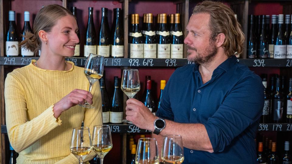 Anne Dahl Christiansen er sommelier (WSET3) på vinbaren D'Wine har sammen med journalist Jakob Kanne Bjerregaard smagt på indleverede vine fra aalborgensiske importører. <i>Foto: Kim Dahl Hansen</i>