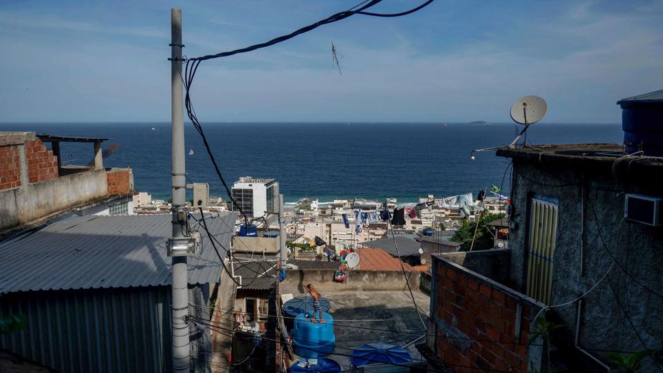 En af Rios favelaer, hvor folk slår sig ned og bygger boliger uden tilladelse. Mindst 11 mennesker blev tirsdag dræbt under en politiaktion mod et af de mange slumområder i Rio de Janeiro. <i>Mauro Pimentel/Ritzau Scanpix</i>