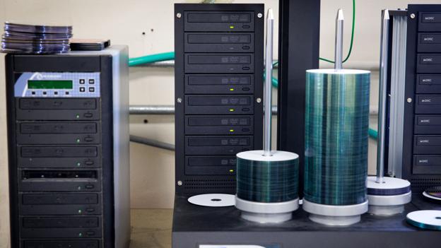 En drøm af en cd-maskine for mange i 80'erne eller 90'erne: En maskine, der kan kopiere cd'er i hobetal. Men nu er det TEWAs, og den har lige lavet en omgang af de runde skiver fyldt med software til Grundfos og Danfoss. <i>Foto: Bo Lehm</i>