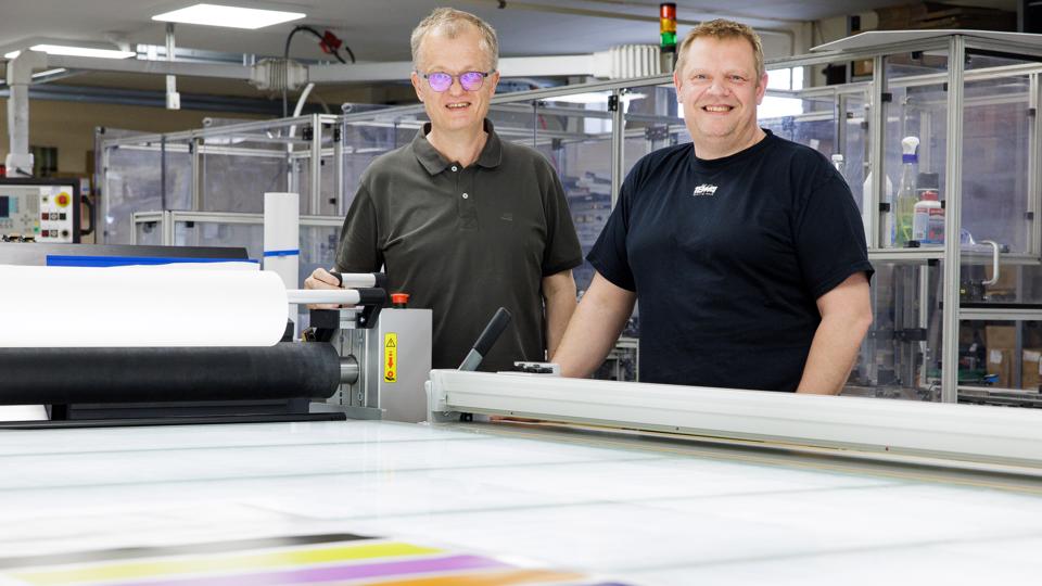 14 år med masser af opgaver for store virksomheder og mange af de små. Det er noget af det, der får partnerne Jan Hansen (tv.) og Thorsten Sander til at glæde sig til at gå på arbejde hver dag i landsbyen Fandrup. <i>Foto: Bo Lehm</i>