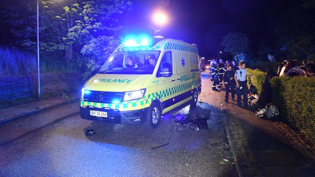En voldsom ulykke på Budumvej i Aalborg Øst betyder, at en 20-årig mand er kørt til Aalborg Universitetshospital i kritisk tilstand. <i>Foto: Jan Pedersen</i>
