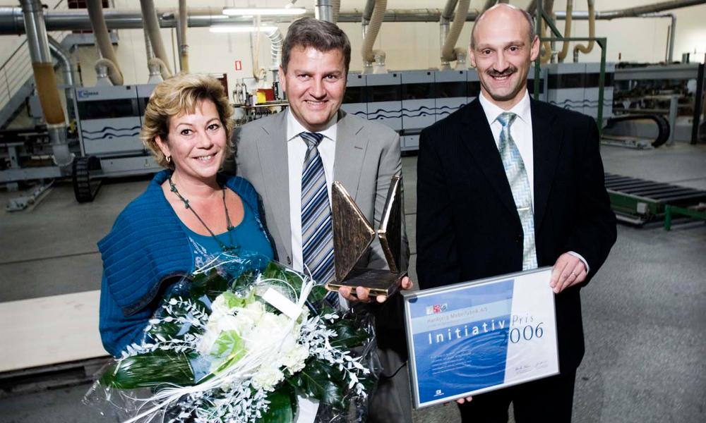 I 2006 modtog Tommy Jensen og Hanbjerg Møbelfabrik årets Initiativpris fra DI Midt Vest . Den får han her overrakt sammen med hustruen Susanne Jensen. I 2006 modtog Tommy Jensen og Hanbjerg Møbelfabrik årets Initiativpris fra DI Midt Vest . Den får han her overrakt sammen med hustruen Susanne Jensen.