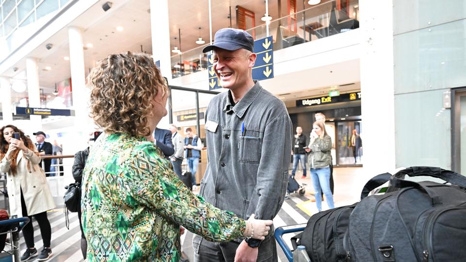 Dennis Christensen ankom onsdag formiddag til Kastrup Lufthavn, efter at være blevet løsladt fra russisk fængsel. I lufthavnen blev han mødt af venner og familie. <i>Philip Davali/Ritzau Scanpix</i>