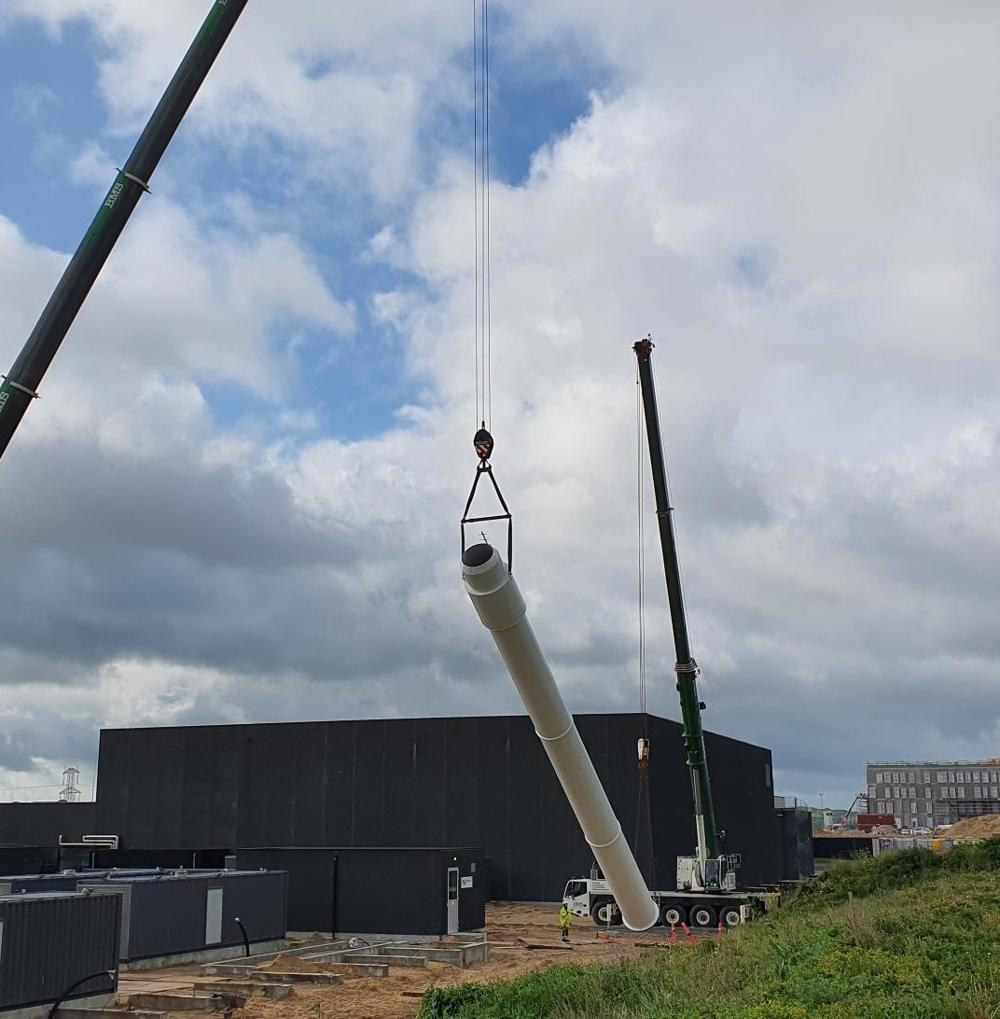 Skorstensrør nummer to løftes ved Nyt Aalborg Universitetshospital i maj 2022. Skorstensrør nummer to løftes ved Nyt Aalborg Universitetshospital i maj 2022.