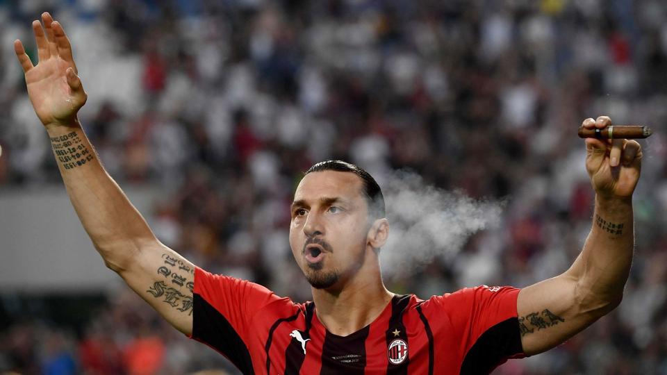 Zlatan Ibrahimovic havde fundet den store cigar frem, da han fejrede det italienske mesterskab. <i>Filippo Monteforte/Ritzau Scanpix</i>