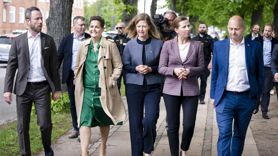 De fem partiledere bag Det nationale kompromis - Mette Frederiksen, Jakob Ellemann, Søren Pape, Pia O. Dyhr og Sofie Carsten Nielsen, besøgte onsdag NetCompany og Kastellet til en snak om cybersikkerhed og forsvarsforbehold. <i>Liselotte Sabroe/Ritzau Scanpix</i>