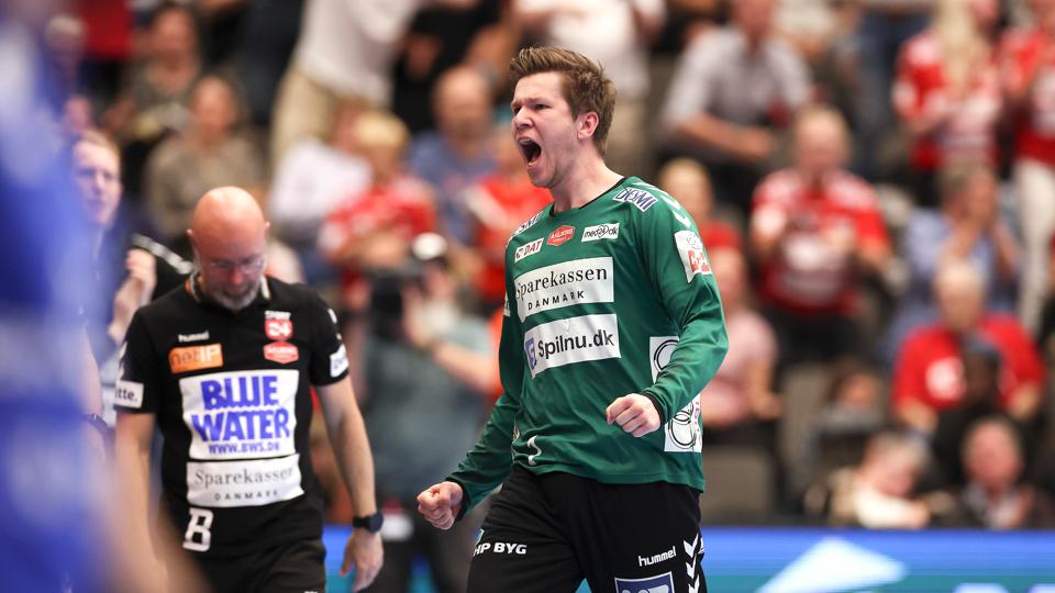 Aalborg Håndbolds Simon Gade steppede i den grad op mellem stængerne i den første DM-semifinale. <i>Foto: Bente Poder</i>