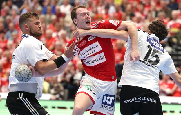Aalborg Håndbold fører 1-0 i DM-semifinaleserien mod BSH, men det var et hårdt opgør for nordjyderne, hvilket svenske Felix Claar også fik at mærke i denne situation. <i>Foto: Bente Poder</i>