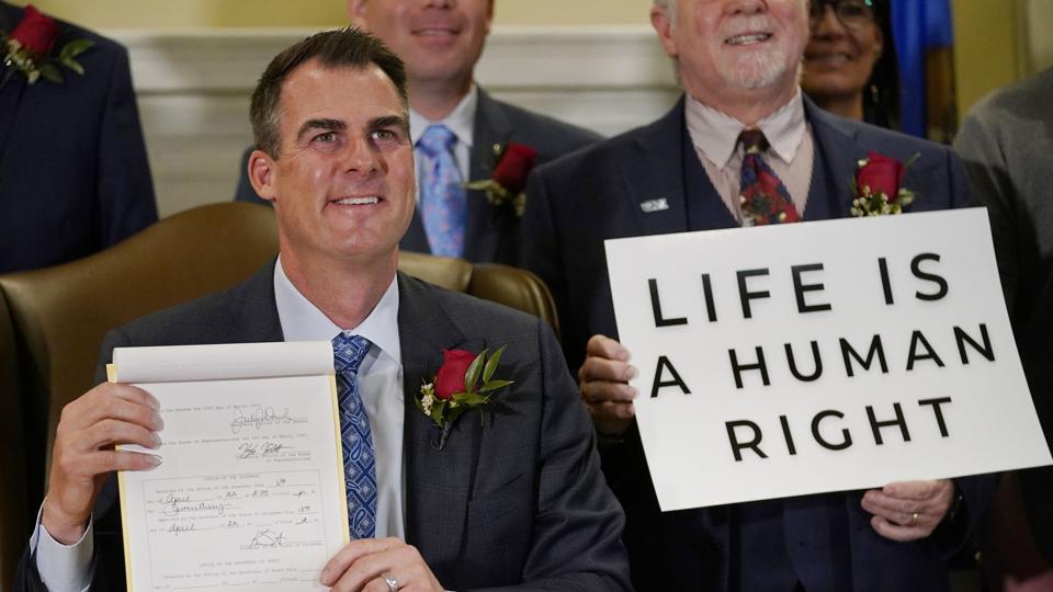 Oklahomas guvernør, Kevin Stitt (foto), har onsdag amerikansk tid underskrevet en lov, der forbyder næsten alle aborter i den amerikanske delstat. <i>Sue Ogrocki/Ritzau Scanpix</i>