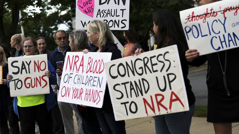 Tilhængere af strammere regler for våben demonstrerer foran NRA's hovedkvarter i kølvandet på skoleskyderiet i Texas. <i>Kevin Dietsch/Ritzau Scanpix</i>