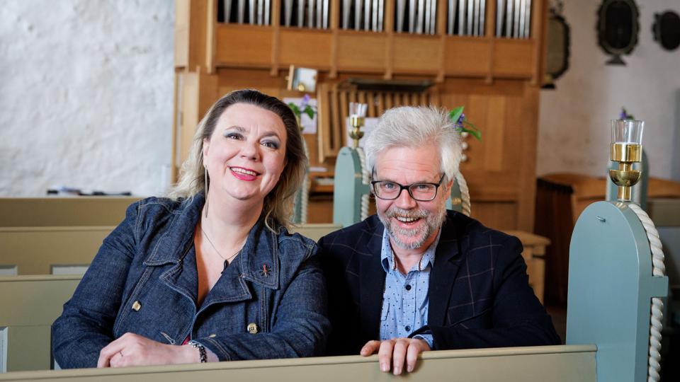 Yulianna Bawarska sammen med sin samlever Tobias Nauman, fotograferet i Tved Kirke i foråret 2022, da de begge havde fået organistjob i Thy. Nu er hun tvunget til at rejse ud af landet. <i>Arkivfoto: Bo Lehm</i>