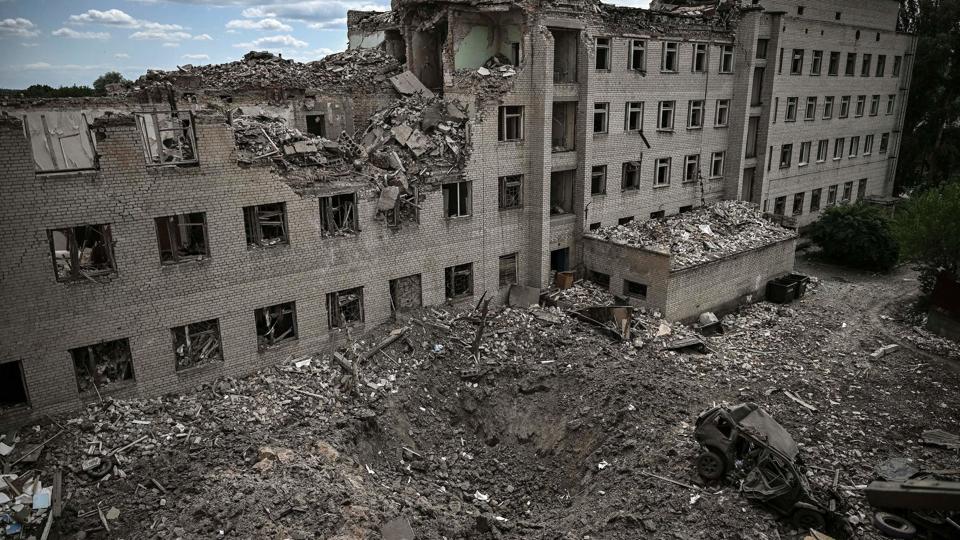 En ødelagt bygning i byen Bakhmut i den østlige region Donbas, hvor kampene tager til i styrke. (Arkivfoto). <i>Aris Messinis/Ritzau Scanpix</i>