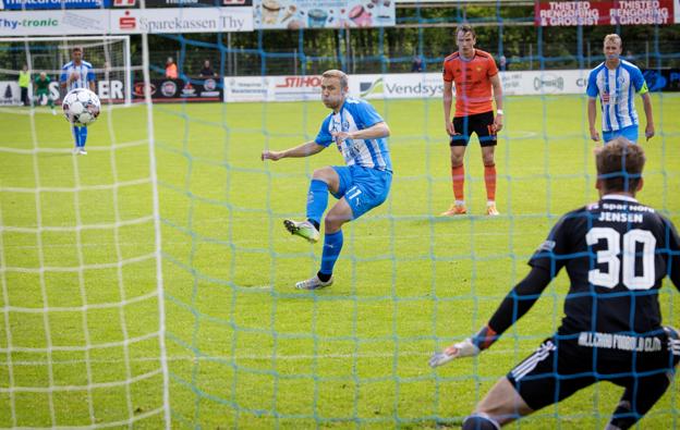 Her brænder Mikkel Agger et straffespark. <i>Foto: Bo Lehm</i>