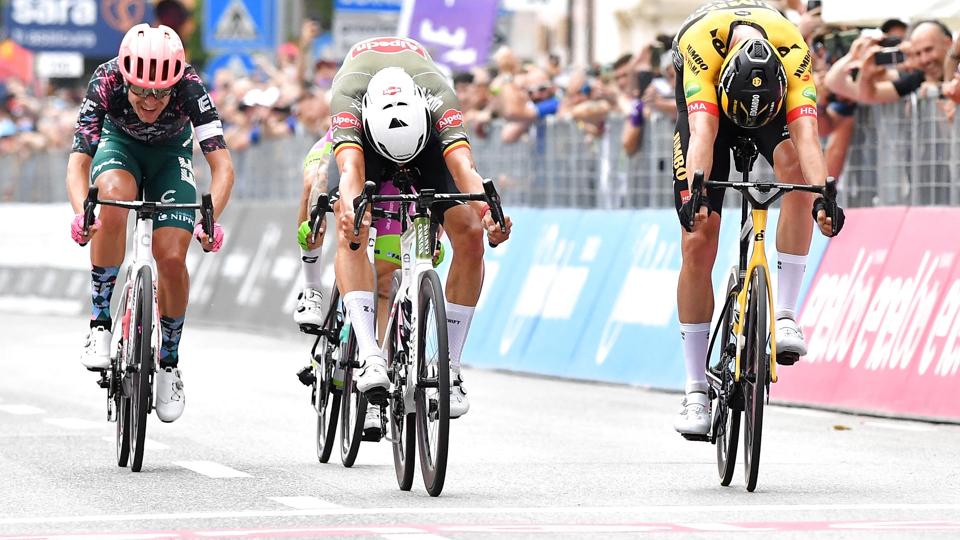 Magnus Cort (til venstre) måtte se Dries De Bondt tage sejren på 18. etape af Giro d'Italia. <i>Jennifer Lorenzini/Reuters</i>