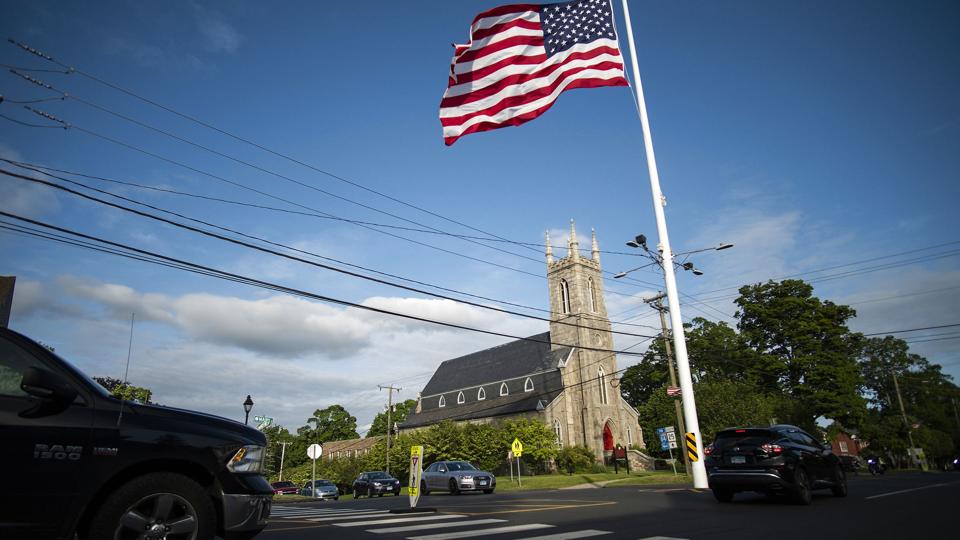 En kirke flager på halvt i Newtown i Connecticut, hvor der i 2012 var et skoleskyderi. Kirken flager onsdag på halvt til ære for ofrene for et skoleskyderi, der fandt sted i Uvalde i Texas tirsdag. <i>Eduardo Munoz Alvarez/Ritzau Scanpix</i>