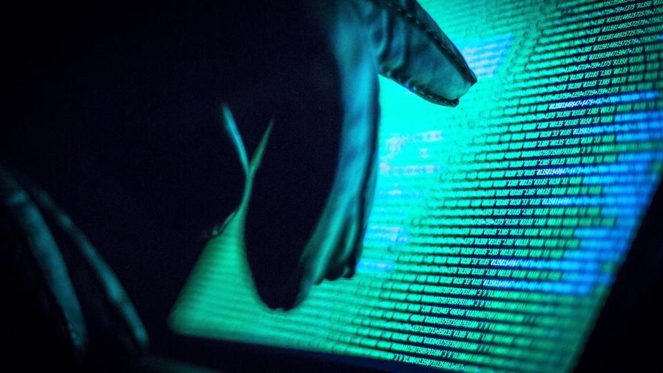 En tidligere it-medarbejder ved Østjyllands Politi er tiltalt for at have hacket kollegers telefoner og snaget i straffesager. På grund af sagens omfang og involverede parter er det Fyns Politi, der har stået for efterforskningen. (Arkivfoto) <i>Mads Claus Rasmussen/Ritzau Scanpix</i>