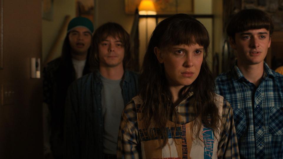 Hitserien "Stranger Things" følger blandt andre (fra venstre) Argyle, Jonathan, Eleven, Will og Mike, som bor i byen Jackson og kæmper mod hemmelige eksperimenter og overnaturlige kræfter. Men da åbningsscenen i den nye sæson indeholder billeder af døde børn, har Netflix valgt at sætte en advarsel på hos amerikanske seere. (Arkivfoto). <i>Netflix / Avalon/Ritzau Scanpix</i>