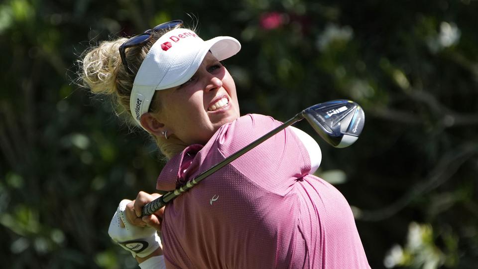 Nanna Koerstz Madsen vandt to ud af tre kampe i sin pulje ved en match play-turnering i Las Vegas, og det var ikke nok til at gå videre i turneringen. Her slår danskeren ud i sin kamp fredag mod amerikaneren Yealimi Noh. <i>John Locher/Ritzau Scanpix</i>