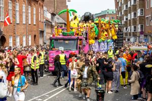 Regnslag, jakke eller solcreme: Sådan bliver karnevalsvejret
