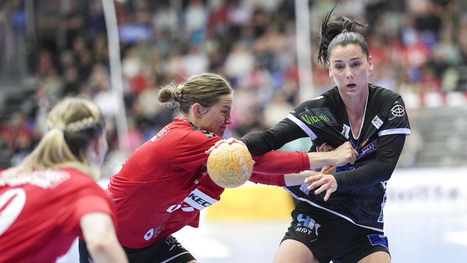 Team Esbjerg havde godt styr på Mie Højlund (th.), som blot blev noteret for to scoringer, efter at hun havde stået for 12 af slagsen i første kamp. I stedet blev hjemmeholdets Henny Reistad den helt store oplevelse. <i>Claus Fisker/Ritzau Scanpix</i>