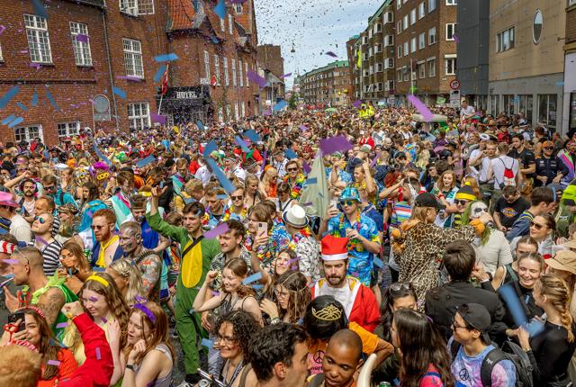 Der var masser af glade folk da stjerneparaden ved Aalborg Karneval 2022 startede på Vesterbro.