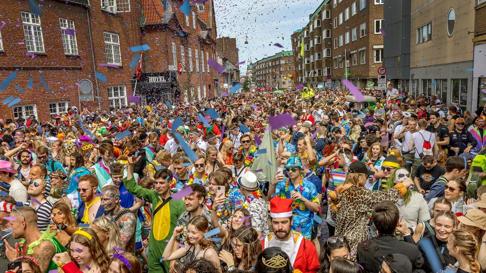Der var masser af glade folk da stjerneparaden ved Aalborg Karneval 2022 startede Vesterbro Aalborg Aalborg d.28 maj 2022 <i>Foto: Lars Pauli</i>