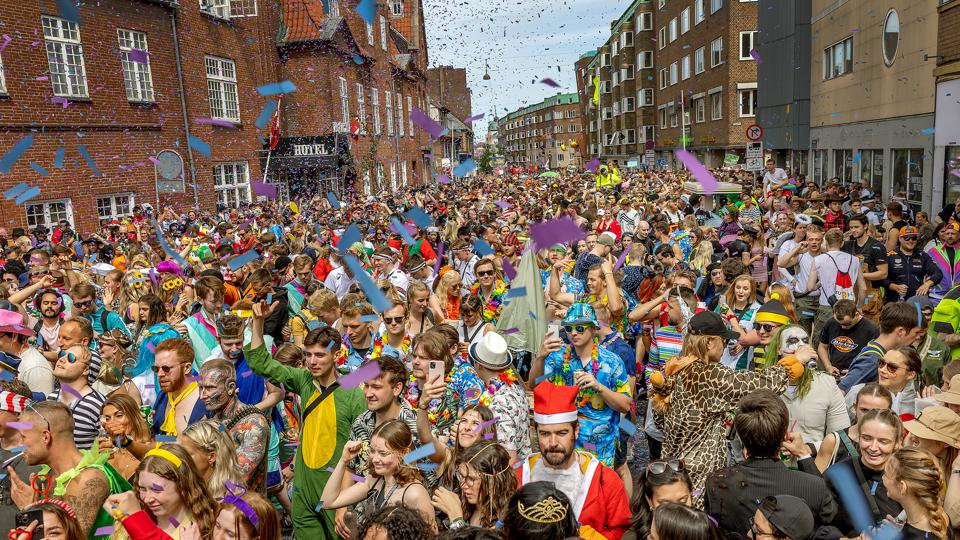 Der var masser af glade folk da stjerneparaden ved Aalborg Karneval 2022 startede på Vesterbro. <i>Foto: Lars Pauli</i>