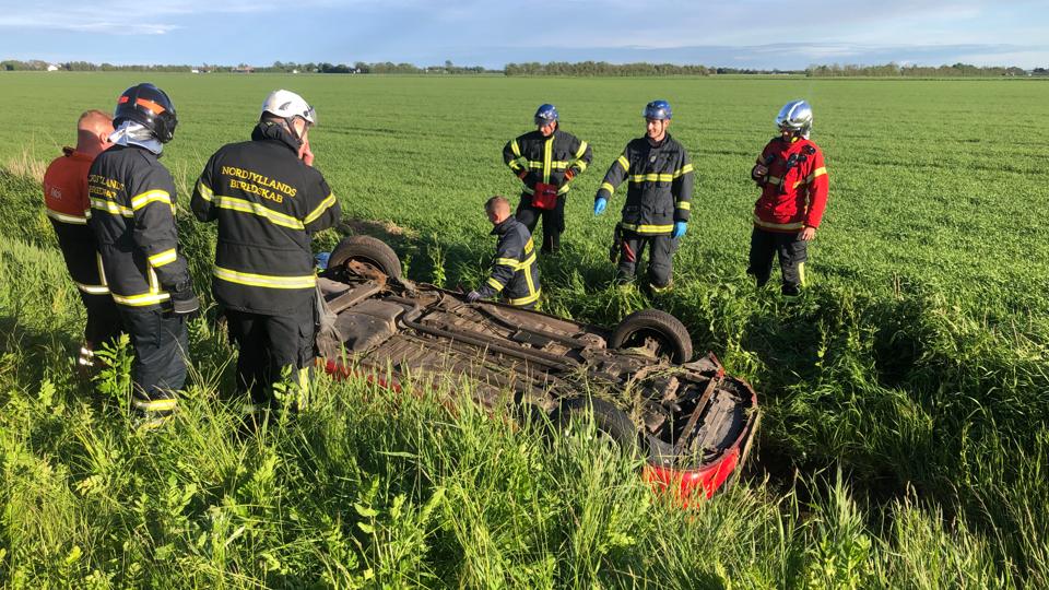 Bilen endte på taget. <i>Foto: Jan Pedersen</i>