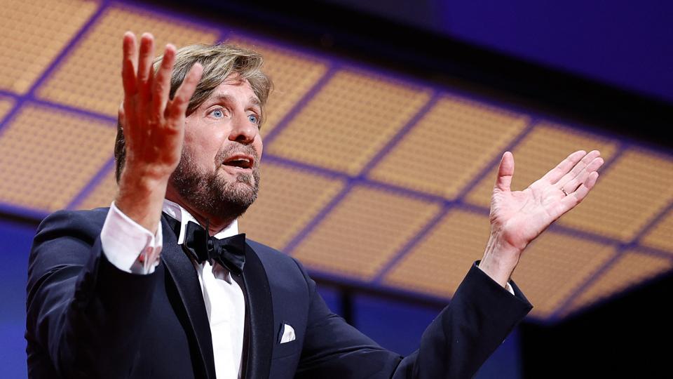 Den svenske instruktør Ruben Östlund på scenen ved filmfestivalen i Cannes, efter at han har vundet Guldpalmen. Igen. <i>Sarah Meyssonnier/Reuters</i>