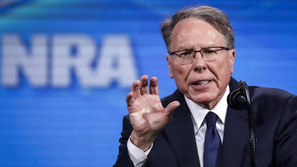 Den mangeårige leder af den amerikanske våbenlobby National Rifle Associations (NRA), Wayne LaPierre, har sine medlemmers opbakning til at fortsætte på posten. <i>Michael Conroy/Ritzau Scanpix</i>