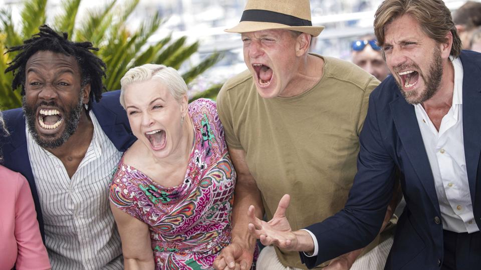 Filmen "Triangle of Sadness" vandt Guldpalmen ved filmfestivalen i Cannes lørdag aften. Her ses filmens instruktør Ruben Östlund og skuespillerne Jean-Christophe Folly, Vicki Berlin, Woody Harrelson og Charlbi Dean. <i>Vianney Le Caer/Ritzau Scanpix</i>