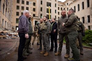 Zelenskyj besøger for første gang Kharkiv siden russisk invasion