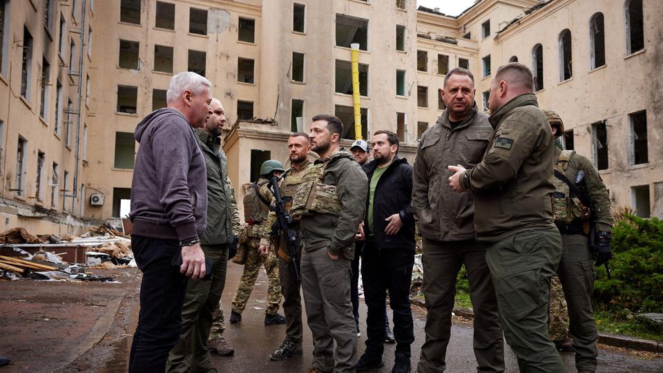 Præsident Volodymyr Zelenskyj (i midten) besøger søndag områder i Ukraines Kharkiv-region, der mange steder er blevet ødelagt af russiske angreb. De russiske styrker er nu blevet presset væk fra millionbyen Kharkiv og dens omegn. <i>Ukrainian Presidential Press Ser/Reuters</i>