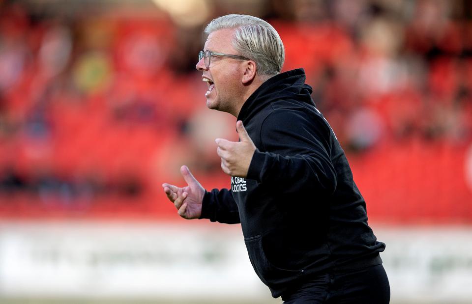 AaB-træner Lars Friis var utilfreds med tempoet i sit holds boldomgang mod Warta Poznan. <i>Arkivfoto: Lars Pauli</i>