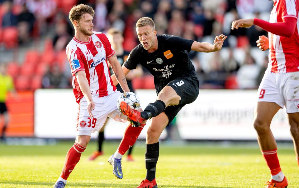AaB-angriber Kasper Høgh (tv.) har fået en alvorlig hovedskade, der sætter en midlertidig stopper for deltagelsen i fodboldkampe. <i>Foto: Lars Pauli</i>