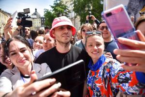 Eurovision-vindere sælger trofæ til støtte for Ukraine