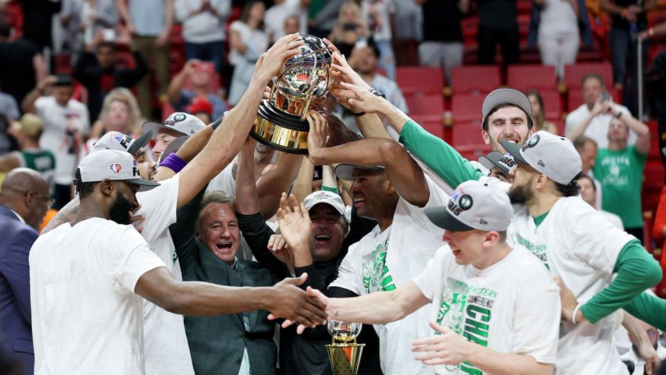 Boston Celtics har efter en sejr over Miami Heat vundet den østlige del af basketligaen NBA. Natten til fredag dansk tid venter den første finalekamp mod Golden State Warriors. <i>Andy Lyons/Ritzau Scanpix</i>