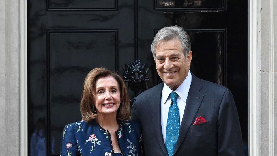 Nancy og Paul Pelosi har været gift siden 1963. Her ses de sammen forud for et besøg hos den britiske premierminister i London i september 2021. <i>Justin Tallis/Ritzau Scanpix</i>
